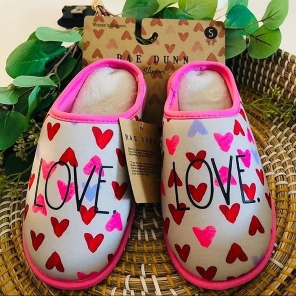 Rae Dunn “LOVE” Heart Print Slippers Pink Cozy Slide Size S (5–6) NWT
